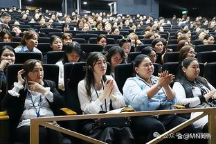 Chủ weibo phơi nắng: Người hâm mộ Thành Đô nhận được chữ ký khi đón Vi Thế Hào